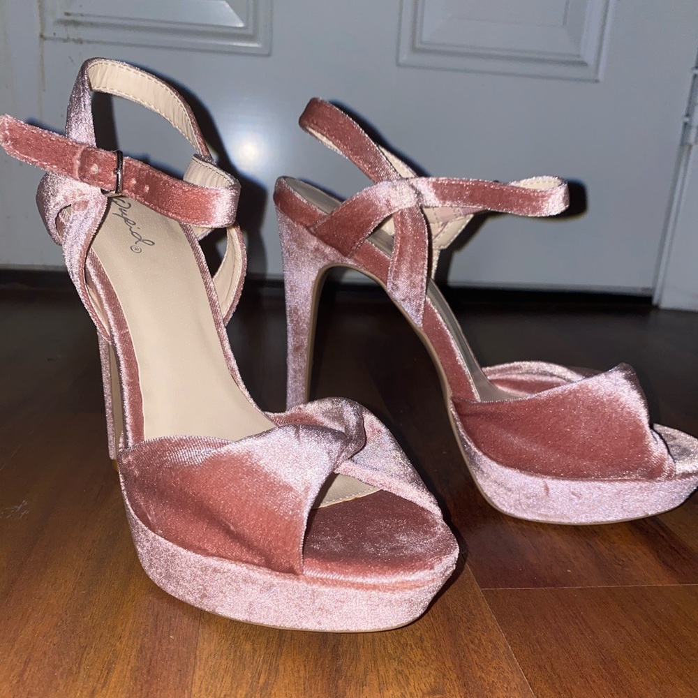 Velvet pink pumps